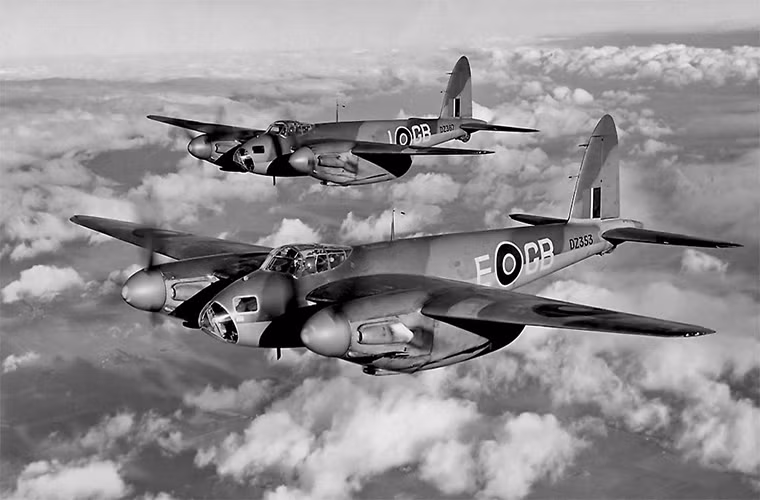 DH.98 Mosquito tên đầy đủ là de Havilland Mosquito, một trong những dòng máy bay chiến đấu đa năng của Không quân Hoàng gia Anh trong Chiến tranh Thế giới thứ 2. Đối với Luftwaffe (Không quân Đức) DH.98 Mosquito được xem rào cản chính khiến lực lượng này không thể mở rộng các đợt không kích vào sâu bên trong lãnh thổ nước Anh. Nguồn ảnh: Pinterest.