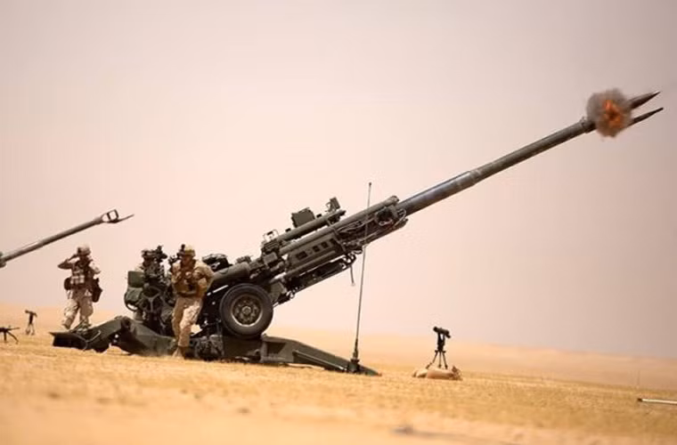 Pháo M777-A2 của thủy quân lục chiến Mỹ tham chiến tại ngoại ô Raqqa, miền bắc Syria, nã hàng chục ngàn viên đạn vào phiến quân IS chiếm đóng thành phố này.