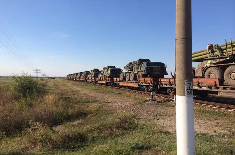 Cả BM-27 Uragan và BM-30 Smerch đều là hai tổ hợp pháo phản lực hạng nặng có tầm bắn xa nhất của Quân đội Nga hiện nay, chúng có cỡ nòng lần lượt là 220mm và 300m. Theo Bộ Quốc phòng Nga, trong năm nay sẽ có thêm nhiều lữ đoàn tên lửa của nước này được trang bị loại lều đặc biệt trên. Nguồn ảnh: NeoGAF