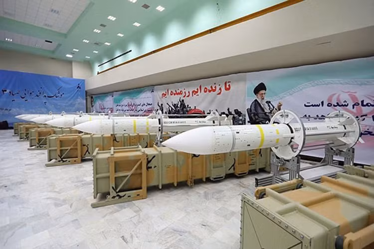 Theo Fars News, hôm 22/7 vừa rồi Bộ Quốc phòng Iran đã chính thức khánh thành dây chuyền sản xuất tổ hợp tên lửa phòng không tầm trung nội địa Sayyad 3 do nước này tự phát triển, và tái khẳng định Iran vẫn có thể tự chế tạo các dòng tên lửa mạnh ngang S-300 của Nga. Nguồn ảnh: Fars News.