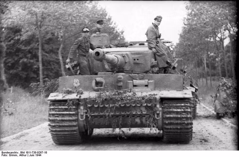 Sau những chiến thắng vang dội của mình, Michael Wittmann được Đức quốc xã sử dụng như một hình mẫu anh hùng lý tưởng của dân tộc Đức bên cạnh các anh hùng chiến tranh khác. Dù vậy với tài năng lẫn việc được trang bị loại vũ khí mạnh nhất của lực lượng thiết giáp Đức cũng không thể giúp Wittmann có được một kết thúc trọn vẹn. Nguồn ảnh: Pinterest.