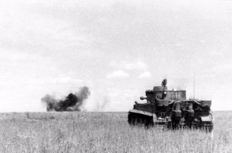 Riêng trong trận Kursk, Wittmann đã bắn hạ được 12 chiếc T-34 của Liên Xô ngay trong ngày đầu tiên cho đến khi chiến dịch này kết thúc ông bắn hạ được khoảng 30 xe tăng và 28 pháo tự hành chống tăng. Một thành tích chiến đấu không phải ACE Tiger nào cũng có thể làm được. Nguồn ảnh: Pinterest.