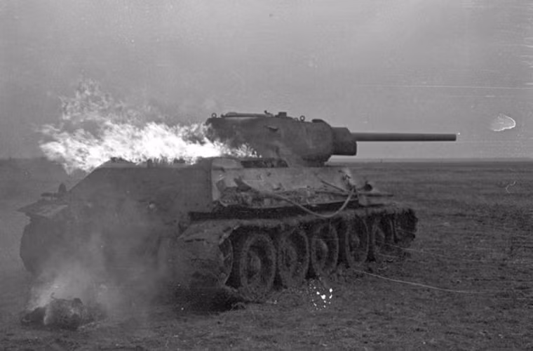 Sau trận Kursk, các đơn vị thiết giáp Đức gần như bị người Nga vô hiệu hóa tuy nhiên điều này lại không xảy ra với các đơn vị do Wittmann chỉ huy. Thành tích trên chiến trường của Wittmann vẫn không hề giảm mà còn tăng lên, đỉnh điểm là còn số 88 xe tăng và pháo tự hành chống tăng bị Wittmann tiêu diệt mang về cho ông huân chương Thập tự Hiệp sĩ. Nguồn ảnh: Tank Encyclopedia.