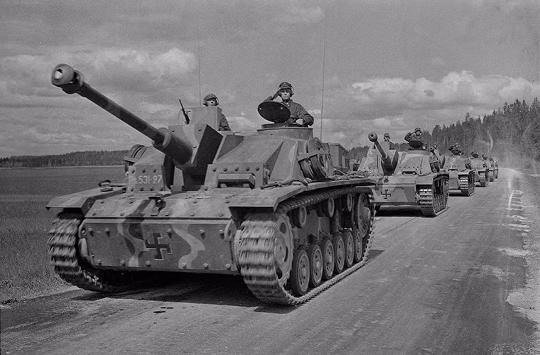 Sau thành tích xuất sắc của mình tại chiến trường Ba Lan trong năm 1940, Wittmann được cử về Berlin để đào tạo thêm về chỉ huy các đơn vị thiết giáp. Đó cũng là thời điểm Wittmann gặp chiếc xe tăng đầu tiên trong đời mình, chiếc Sturmgeschütz III (StuG III), một mẫu pháo tự hành chống tăng phổ biến của Đức trong CTTG 2. Nguồn ảnh: Wikimedia.