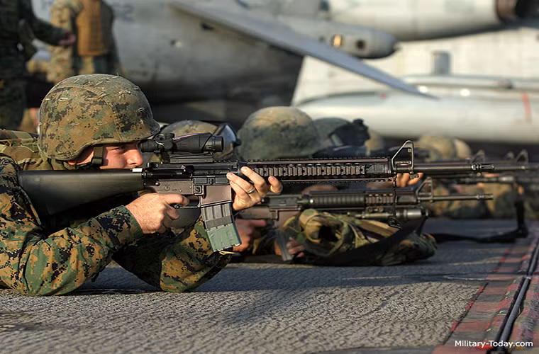 Tuy nhiên, sau gần 20 năm sử dụng M16A4 đang dần bị loại biên khỏi lực lượng Lính thủy Đánh bộ Mỹ từ năm 2015, và thay thế nó là mẫu súng M4 carbine vốn có thiết kế nhỏ gọn hơn nhưng lại có các thông số kỹ chiến thuật tương đương. Ngoài Quân đội Mỹ chỉ có ba quốc gia khác sử dụng M16A4 là Thái Lan, Tunisia và Thổ Nhĩ Kỳ. Nguồn ảnh: Wikimedia.