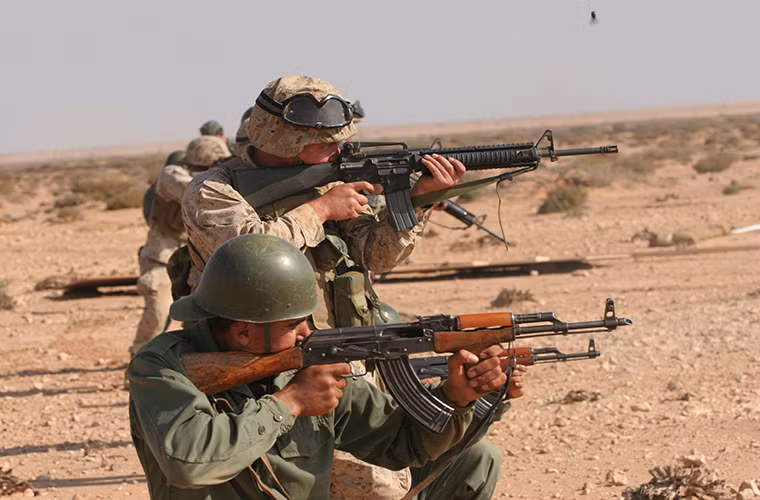 Tầm bắn hiệu quả của M16A4 là 600m và có thể lên 800m với kính ngắm, độ chính xác của súng cũng được cải thiện với thiết kế cụm nòng súng được thay đổi với độ giật ít hơn cũng như thay đổi hướng giật khi bắn của súng, giật lùi về phía sau thay vì giật lên trên. Nguồn ảnh: akamaihd.net.