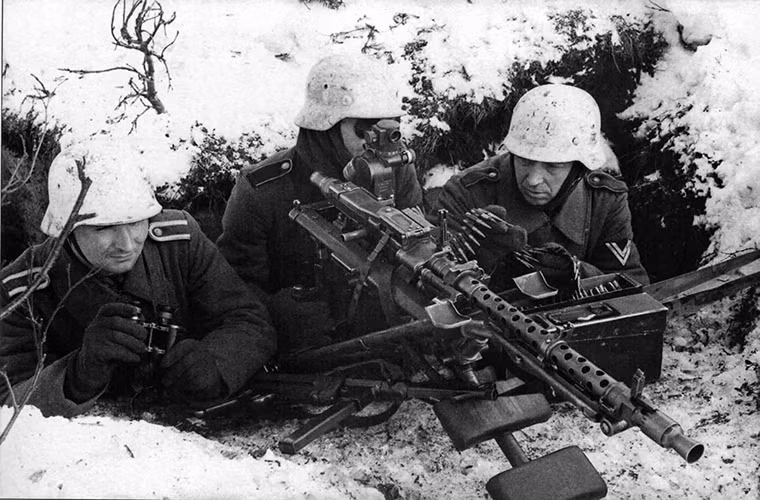 Ở vị trí thứ hai chính là Maschinengewehr 34 (MG 34), một trong những mẫu súng máy đa năng đầu tiên trên thế giới và là nỗi khiếp sợ của quân Đồng Minh khi phải đối đầu với quân Đức. Nhìn chung MG 34 sở hữu một thiết kế khá toàn diện và xứng đáng là một trong những vũ khí tốt nhất trong CTTG 2. Nguồn ảnh: Pinterest.