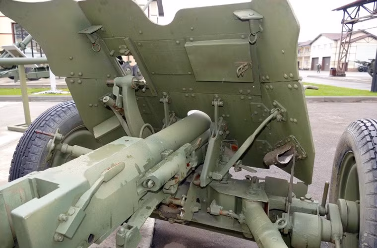 Có lịch sử phát triển và hoạt động khá chóng vánh nhưng M-42 cũng kịp góp phần vào chiến thắng chung của quân và dân Liên Xô trong cuộc chiến tranh Vệ quốc vĩ đại. Mặt khác nó cũng gián tiếp tạo nên khoảng thời gian cần thiết cho phép các thiết kế sư Liên Xô hoàn thiện các mẫu vũ khí chống tăng thế hệ mới tạo nên bước ngoặc làm thay đổi cục diện chiến trường. Nguồn ảnh: broneboy.ru.