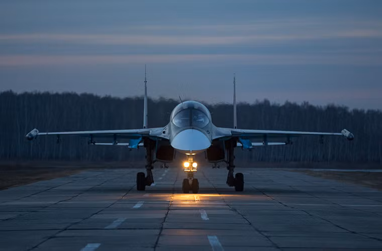 Giống như Su-27SM3, Su-34 cũng là một trong những quân át chủ bài của Không quân Nga hiện đại, nó được đánh giá là mẫu tiêm kích – bom mạnh nhất thế giới hiện nay và tên tuổi của Su-34 không chỉ được thể hiện lời quảng cáo của Sukhoi mà còn cả ở thực địa tại chiến trường Syria. Nguồn ảnh: Arms-Expo.
