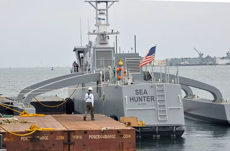 Hải quân Mỹ dự định sẽ trang bị cho “Sea Hunter” các loại vũ khí sát thương trong tương lai để mở rộng danh sách nhiệm vụ của nó nhưng vẫn đảm bảo giữ nguyên thiết kế của con tàu. Kết hợp với “Sea Hunter” là các máy bay chống ngầm và trinh sát không người lái của Hải quân Mỹ như P-8 Poseidon hay MQ-4C Triton Nguồn ảnh: stripes.com.