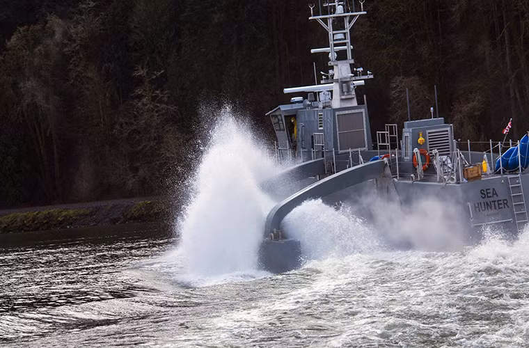 “Sea Hunter” sở hữu thiết kế khá đặc biệt với hai ba thân cho phép nó hoạt động trong mọi điều kiện thời tiết trên biển. Dù có thể vận hành hoàn toàn độc lập nhưng mẫu tàu không người lái này cũng có thể được điều khiển bởi một thủy thủ đoàn chuyên nghiệp. Nguồn ảnh: Gizmodo Australia.
