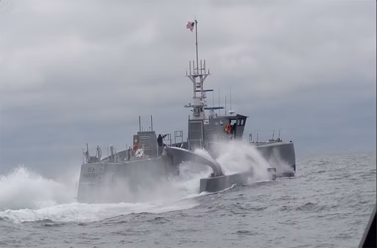 Để đáp ứng yêu cầu tác chiến chống ngầm “Sea Hunter” có tầm hoạt động khoảng hơn 10.000km với vận tốc hành trình trung bình là 27 hải lý/giờ. Bản thân con tàu này có chiều dài 40m, rộng 3,3m và nặng 135 tấn. Chi phí dành cho hoạt động của “Sea Hunter” mỗi ngày chỉ khoảng 20.000 USD trong khi đó đối với một tàu khu trục lên tới 700.000 USD. Nguồn ảnh: Inverse.