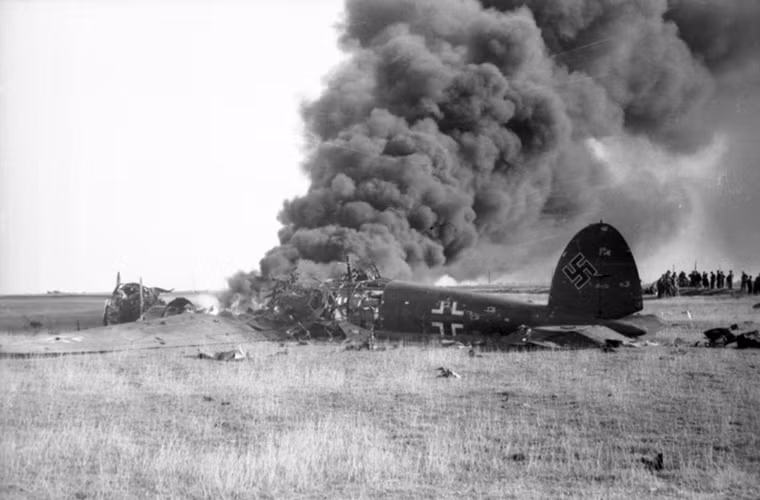 4. Trong khi đó một nguyên nhân khác dẫn đến việc các đợt tấn công của Luftwaffe không hiệu quả là do các phi đội của họ phải thực hiện hành trình bay quá dài từ Đức tới Anh. Họ mang theo nhiều nhiên liệu hơn là bom. Với các mục tiêu tầm xa phi đội này thậm chí còn không được bảo vệ do tầm hoạt động của máy bay hộ tống khá hạn chế, điều này dẫn tới việc máy bay ném bom Đức biến thành những con mồi dễ dàng cho phi công Anh. Nguồn ảnh: RAF Museum.