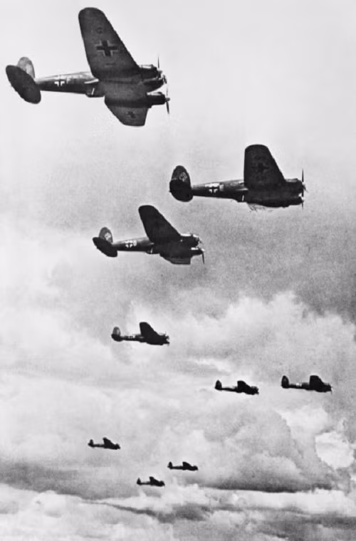 Theo đó khi chưa dứt điểm hay chưa đạt được mục tiêu trong đợt tấn công trước, Luftwaffe lại không tổ chức tấn công lại mà chuyển sang tấn công một mục tiêu khác. Điều này vô tình giúp quân Anh có thể nhanh chóng xây dựng lại các vị trí phòng thủ của mình và các đợt tấn công của Đức chỉ mang giá trị về mặt chiến thuật hơn là chiến lược. Nguồn ảnh: iwm.org.uk.