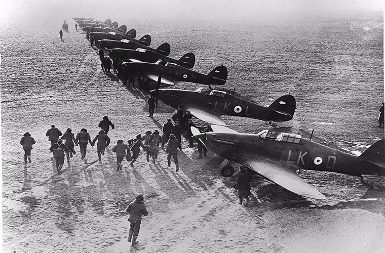 1. Sai lầm đầu tiên của Luftwaffe khi phát động Trận chiến nước Anh chính là việc họ không lường trước được mình đang đối đầu với cả “không quân” Châu Âu. Khi Không quân Anh biết cách tận dụng lực lượng phi công chiến đấu đến từ khắp Châu Âu vốn đang tị nạn ở Anh sau khi Đức phát động chiến tranh, và lực lượng này đóng vai trò hết sức quan trọng trong giai đoạn đầu của cuộc chiến. Nguồn ảnh: Warbirds News.
