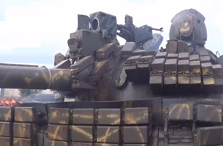 Không nói đến các dòng xe tăng lỗi thời như T-55 hay T-62, hầu hết những chiếc xe tăng T-72 của SAA đều có khả năng tác chiến ban đêm hay ít nhất từng sở hữu khả năng như vậy. Tuy nhiên trong môi trường đô thị khả năng này không phát huy được mấy khi thước ngắm bắn đêm TPN-3-49 trên T-72 quá phụ thuộc vào đèn hồng ngoại, mà cụm đèn này lại là mục tiêu của các tay súng bắn tỉa. Nguồn ảnh: Within Syria.