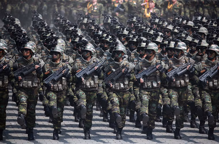 Đây có thể được xem là hình ảnh mà có nằm mơ nhiều chuyên gia phân tích quân sự cũng không thể nghĩ rằng sẽ xuất hiện tại Triều Tiên. Một Quân đội Triều Tiên hoàn toàn khác trong mắt các nhà phân tích. Nguồn ảnh: DS.