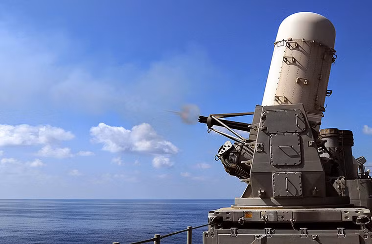 Tuy nhiên điểm nhấn của USCGC Morgenthau không phải là Otobreda 76mm mà là hệ thống vũ khí đánh chặn tầm gần Phalanx CIWS được đặt phía sau đuôi tàu. Với pháo tự động 6 nòng 20mm, Phalanx có tốc độ bắn tối đa lên đến 4.500 phát/phút có khả năng đánh chặn mọi mục tiêu bay tầm thấp ở khoảng cách không dưới 3.000m. Nguồn ảnh: blogspot.com.