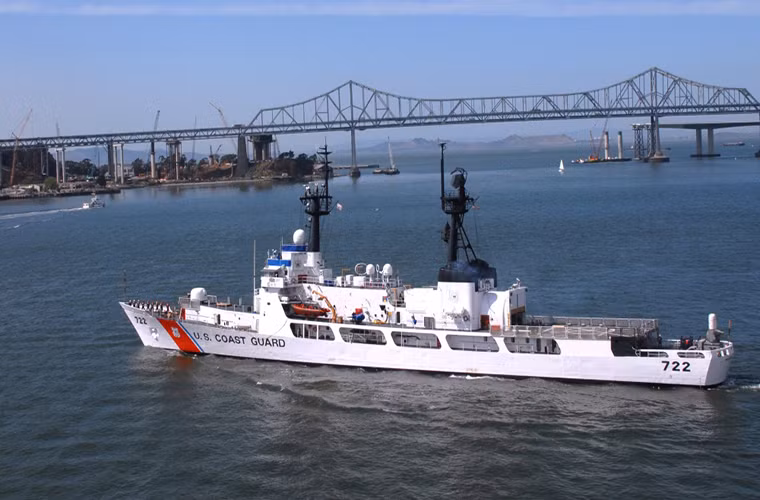 Hiện tại vẫn chưa rõ liệu phía Mỹ có đồng ý chuyển giao Phalanx CIWS đi kèm với USCGC Morgenthau cho Việt Nam hay không do một số trở ngại liên quan đến mặt pháp lý. Bên cạnh Phalanx hay Otobreda 76mm, USCGC Morgenthau còn được trang bị các ụ pháo tự động 25mm M242 Bushmaster và súng máy hạng nặng 12.7mm M2 Browning. Nguồn ảnh: Wikimedia.
