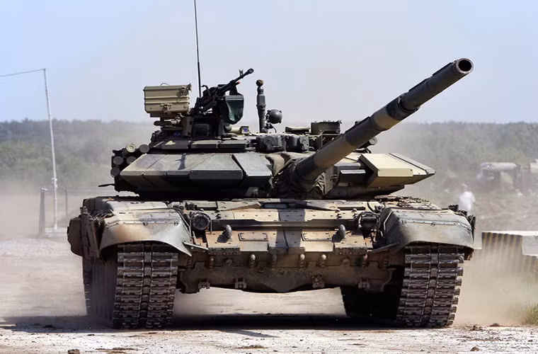 Thông tin về phiên bản xe tăng T-90M bắt đầu xuất hiện tại Nga từ năm 2015 sau khi thiết kế mô phỏng của nó được giới thiệu tại một triển lãm quân sự. Tuy nhiên sau đó với sự xuất hiện của T-90MS thì tên tuổi của T-90M dần bị lu mờ và chỉ được coi là một thiết kế phụ của T-90MS. Và nhận xét trên có thể đúng trước khi nguyên mẫu chính thức của T-90M xuất hiện. Nguồn ảnh: Wikimedia.