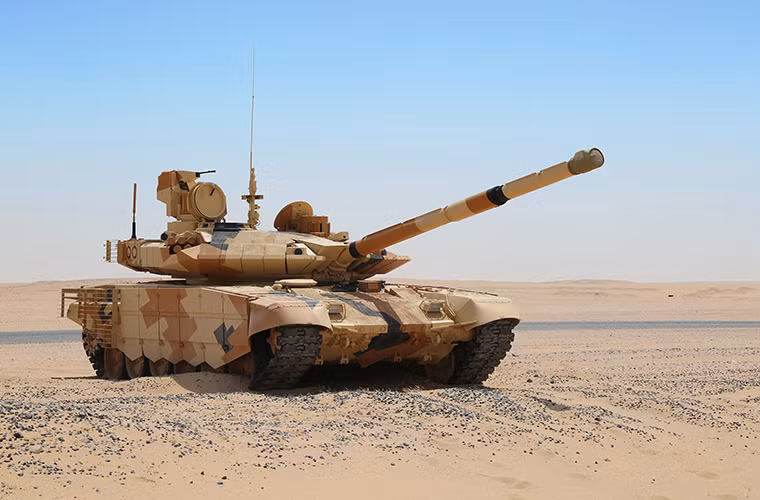 Hệ thống phòng vệ của T-90M cũng tương tự như T-90MS với giáp phản ứng nổ Relikt được bố trí xung quanh tháp pháo và phía trước thân xe, kết hợp với đó là hệ thống phòng vệ chủ động Shtora cải tiến với các cảm biến được bố trí xung quanh tháp pháo có thiết kế nhỏ gọn hơn so với Shtora-1 trên T-90A. Nguồn ảnh: defence-blog
