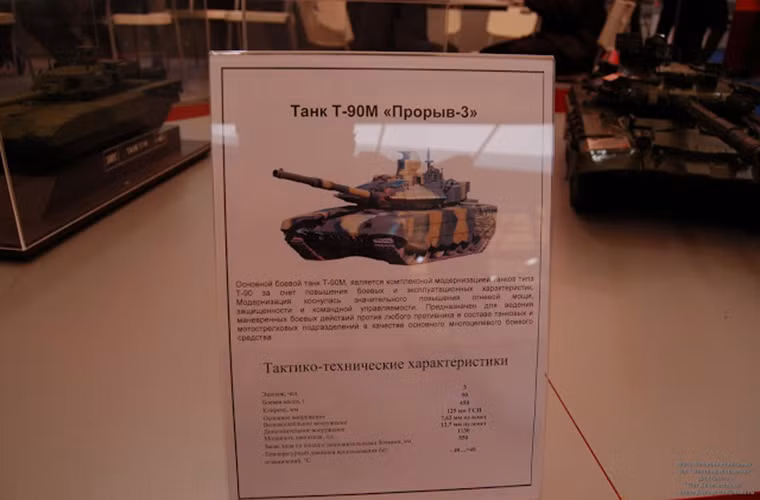 Điểm đáng lưu ý nhất là việc xung quanh tháp pháo của T-90M được trang bị thêm giáp lồng bảo vệ ngoài lớp giáp phản ứng nổ Relikt. Ngoài ra hai bên sườn của nó cũng không được trang bị lớp giáp phức hợp mà thay vào đó là lớp giáp váy bằng su cứng như trên T-72B3 thậm chí nó còn được trang bị sẵn một khúc gỗ để giúp vượt qua các địa hình bùn lầy. Nguồn ảnh: blogspot.com