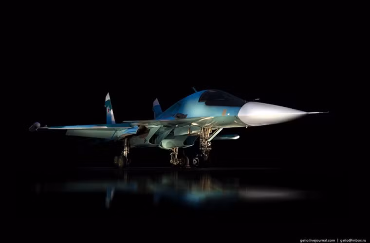 Kể từ khi được giới thiệu chính thức vào năm 2014, Su-34 đã nhanh chóng khẳng định được mình là mẫu tiêm kích-bom hiện đại và mạnh nhất thế giới sau một loạt chiến công tại Syria, góp phần giúp Không quân Nga lấy lại vị thế vốn có của mình kể từ khi Chiến tranh Lạnh kết thúc. Nguồn ảnh: arms-expo.