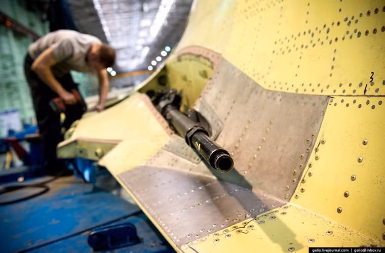 Sau khi hoàn tất việc lắp ráp phần khung thân cơ bản những chiếc Su-34 sẽ được trang bị thêm hệ thống động cơ, hệ thống vũ khí và trang thiết bị điện tử. Nguồn ảnh: arms-expo.