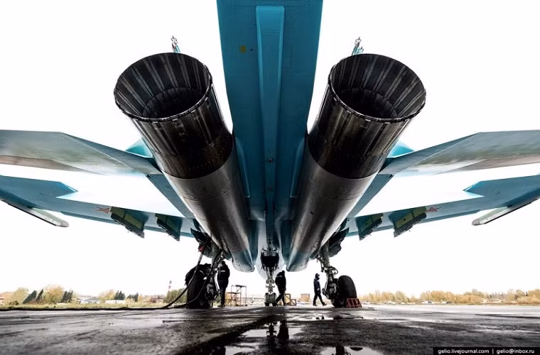 Quy trình kiểm tra kỹ thuật của một chiếc Su-34 lên đến 350 đầu mục và nếu vượt qua được tất cả các bài kiểm tra nó mới được phép bay thử nghiệm và cuối cùng là bàn giao cho khách hàng. Nguồn ảnh: arms-expo.