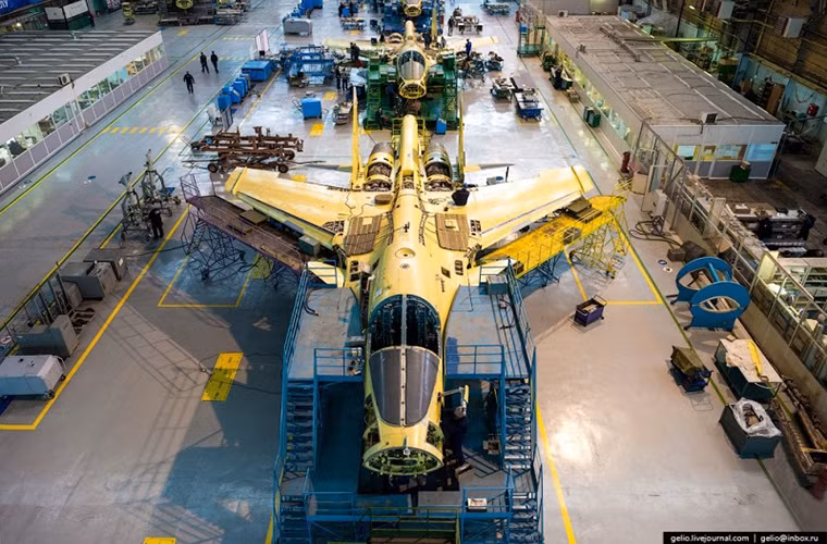 Với 12 giá treo vũ khí Su-34 có thể mang theo từ 8-12 tấn vũ khí các loại nhiều hơn hẳn so với người tiền nhiệm Su-24. Phạm vi chiến đấu của nó cũng lên đến hơn 1.000km, với hệ thống vũ khí tấn công đa dạng Su-34 có thể thưc hiện nhiều loại nhiệm vụ khác nhau từ tấn công mặt đất, đối hạm cho đến cả không chiến. Nguồn ảnh: arms-expo.