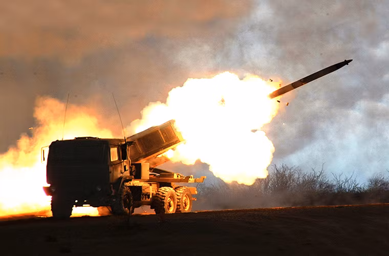 HIMARS là một trong những hệ thống pháo phản lực phóng loạt hiếm hoi của Quân đội Mỹ hiện tại và mỗi hệ thống này có khả năng mang theo 6 ống phóng đạn rocket 227mm. Nó có tầm bắn hiệu quả 2.000m đến 360km tùy thuộc vào biến thể đạn rocket. Nguồn ảnh: Pinterest.