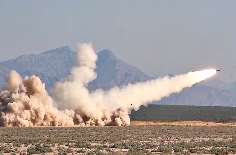 Theo Army Recognition, Quân đội Mỹ đang phát triển loại đạn pháo phản lực tự dẫn thông minh (GMLRS) M30A1 mang theo các đầu đạn đặc biệt có thể giúp nước này loại bỏ các mẫu bom chùm đã lỗi thời CBU. Dự kiến, M30A1 sẽ được Quân đội Mỹ triển khai thử nghiệm tại Trung Đông và Tây Nam Á trong năm nay. Nguồn ảnh: WordPress.com.