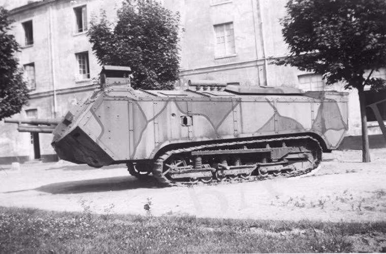 Trong ảnh là một chiếc xe tăng Saint-Chamond với chiều dài thân cơ sở gần 9m, đi kèm với đó là hệ thống khung gầm bánh xích cỡ lớn cho phép nó có thể vượt qua được các chiến hào rộng nhất của Đức. Dù vậy Saint-Chamond vẫn mang trên mình một nhược điểm chí mạng tương tự như Schneider CA1, đó chính là hệ thống khung gầm bánh xích truyền động vốn không được thiết kế dành cho các hoạt động quân sự. Nguồn ảnh: tdpn.forumactif.org.