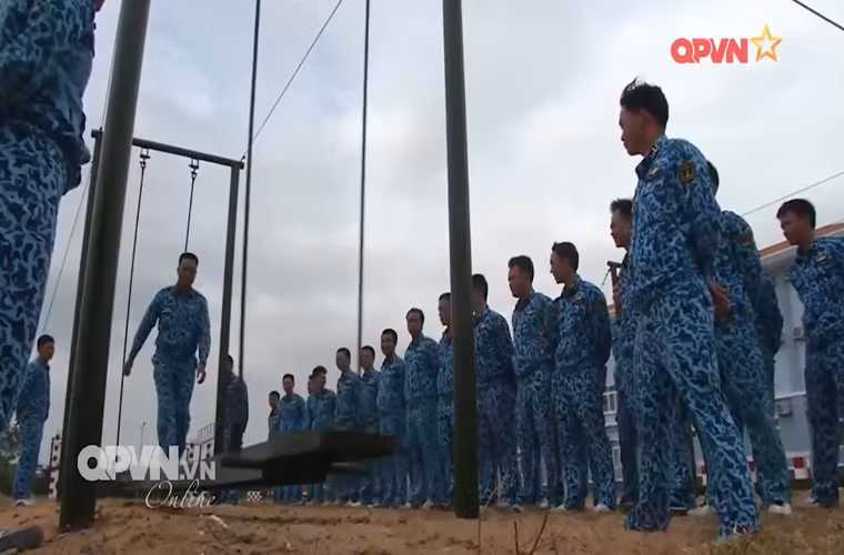 Ở Lữ đoàn 189, các nội dung huấn luyện vượt vật cản K91, bài tập thể lực bơi ếch 1.000m, đi cầu sóng, quay lòng xấp, chèo xuồng, được đơn vị tổ chức thường xuyên ba ngày mỗi tuần giúp bộ đội nâng cao sức khỏe thể lực bền bỉ. Nguồn ảnh: QPVN.