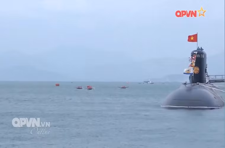 Được biết cũng vào đầu năm nay, Lữ đoàn 189 cũng đã tiếp nhận các tàu ngầm tấn công diesel-điện Kilo cuối cùng theo hợp đồng gồm 6 tàu ngầm được Nga đóng mới cho Hải quân Nhân dân Việt Nam trị giá gần 2 tỷ USD, được ký kết vào năm 2009. Nguồn ảnh: QPVN.