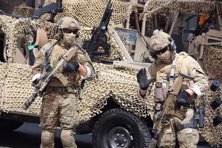 Trang bị chính của SFG đa phần là các biến thể của dòng súng trường tấn công tương lai FN SCAR do công ty FN Herstal của Bỉ chế tạo, đi kèm với đó là mẫu súng lục FN Five-seven cũng của FN Herstal. Nguồn ảnh: Belgian Elite Units.