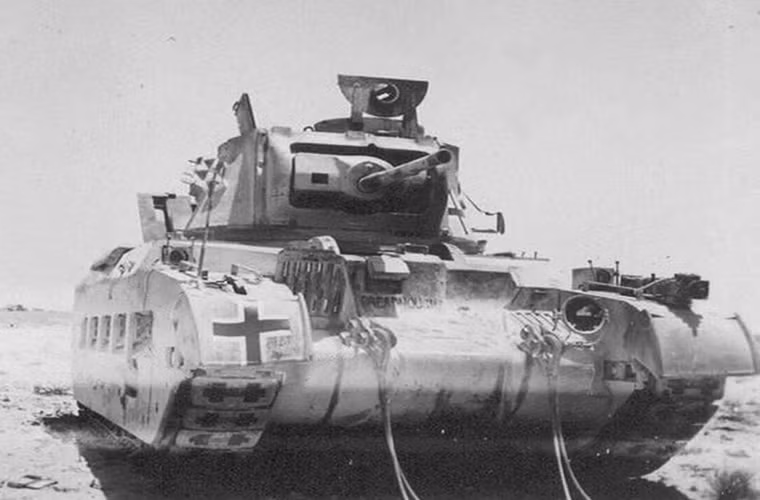 Mọi việc diễn ra cũng tương tự đối với nước Anh, nhất là sau sự kiện Dunkirk diễn ra tại Pháp. Quân đội viễn chinh Anh trước khi tháo chạy qua eo biển Manche đã để lại cho quân Đức một số lượng lớn khí tài, và người Đức đã tận dụng số vũ khí này để đánh bại Anh ở Bắc Phi trong giai đoạn đầu. Nguồn ảnh: taringa.net.