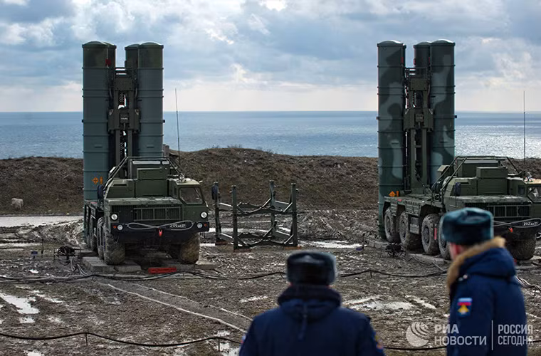 Trung đoàn S-400 của Nga ở Crimea là đơn vị tên lửa phòng không số 18 của Quân khu phía Nam hiện tại đang được triển khai ở vùng Feodossia với biên chế 2 tiểu đoàn, vị trí này nằm cách khá xa thành phố Sevastopol nơi Hải quân Nga đặt đại bản doanh của Hạm đội Biển Đen nhưng nó vẫn nằm trong phạm vi bảo vệ của S-400. Nguồn ảnh: RIA Novosti.