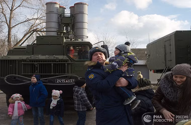S-400 Triumph là tổ hợp tên lửa phòng không hiện đại nhất của Nga hiện nay với khả năng đánh chặn từ các mục tiêu tầm gần cho tới tầm xa. Nó có thể tấn công đồng thời nhiều mục tiêu cùng một lúc kể cả đó là tên lửa đạn đạo hay tên lửa hành trình của đối phương. Nguồn ảnh: RIA Novosti.