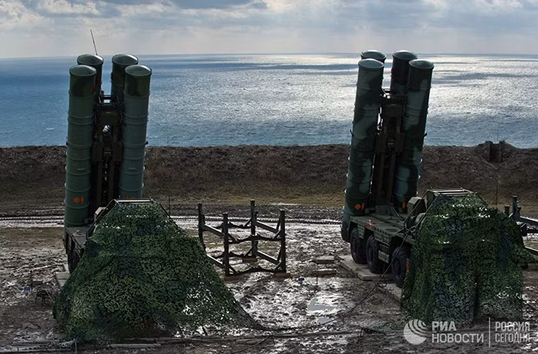 Theo hãng thống tấn RIA Novosti, một trung đoàn tên lửa phòng không S-400 Triumph thuộc Quân khu phía Nam Nga đã chính thức đi vào trực chiến tại bán đảo Crimea vào hôm 14/1 vừa rồi sau một buổi lễ rửa tội tại chính nơi trung đoàn này đóng quân. Nguồn ảnh: RIA Novosti.