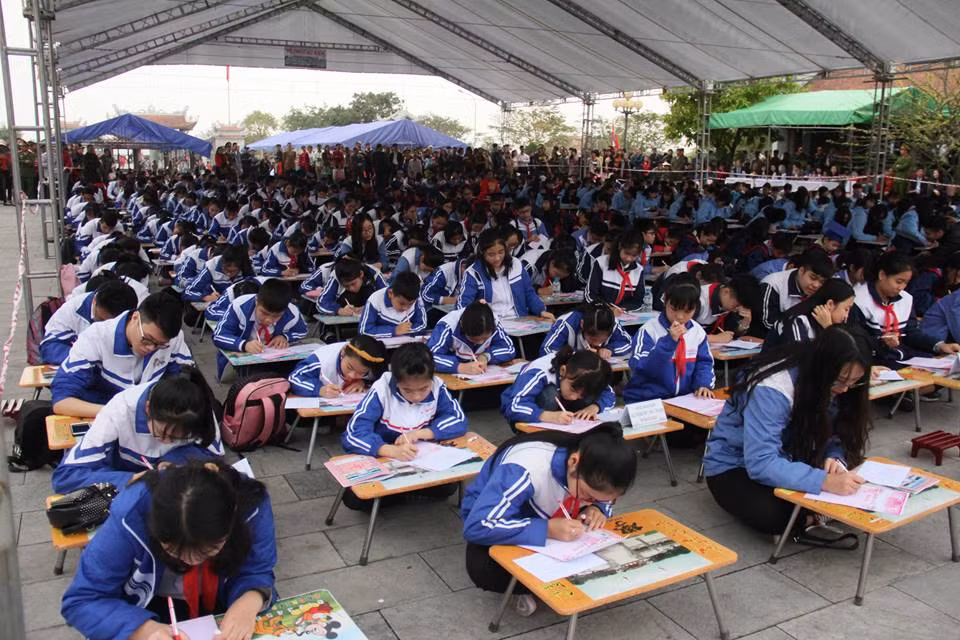Tham dự lễ hội khai bút xuân Mậu Tuất 2018 hầu hết đều là các em học sinh giỏi đại diện đông đảo học sinh thành phố dự lễ hội khai bút năm nay đến từ các trường THPT chuyên Trần Phú, THPT Thái Phiên, THPT Ngô Quyền, THCS Hồng Bàng, THCS Lý Tự Trọng..