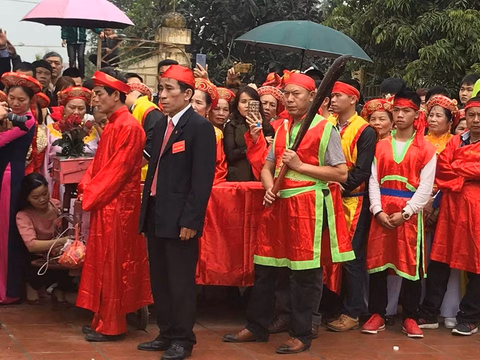 Sau khi làm nghi lễ, hai “ông Ỉn” được đưa vào khu quay bạt kín để thực hiện nghi lễ chém lợn.