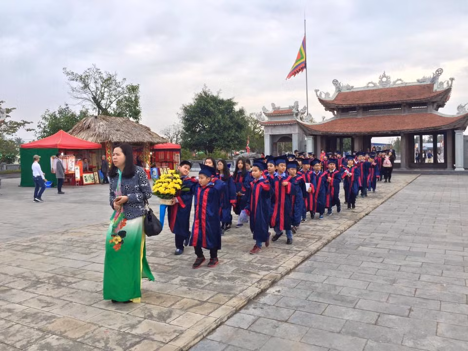 Ngoài ra, nhiều hoạt động phong phú đã và sẽ diễn ra từ chiều ngày 21 đến 23/2 như Ngày thơ Nguyên Tiêu, thi đấu cờ người, thư pháp, các trò chơi dân gian… 