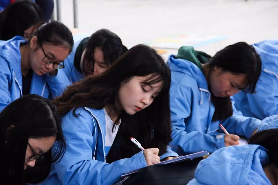 Tại lễ khai bút, các em học sinh giỏi đã cùng viết những đoạn văn ngắn gửi gắm ước mơ về học tập, mong muốn đóng góp trí lực góp phần xây dựng và phát triển quê hương trong tương lai.