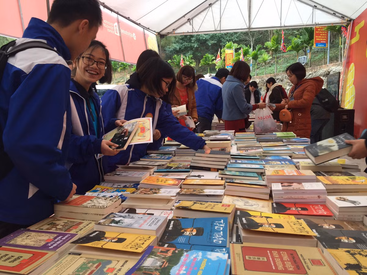 Các em học sinh chọn sách tại gian hàng trưng bày.