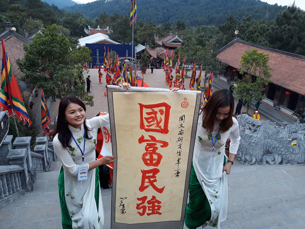 Chữ của nhà thư pháp Lê Thiên Lý được dâng lên đền thờ thầy giáo Chu Văn An.