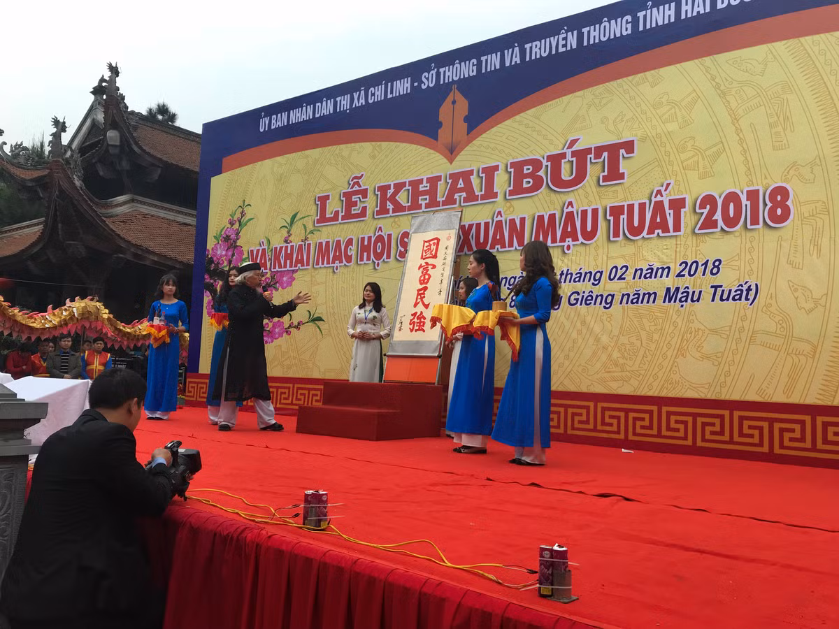 Tại buổi lễ, các tầng lớp nhân dân đã cùng ôn lại cuộc đời và sự nghiệp thầy giáo Chu Văn An cũng như ý nghĩa của phong tục khai bút đầu xuân. Thầy Chu Văn An sinh năm 1292, tên thật là Chu Văn, quê ở xã Thanh Liệt, huyện Thanh Trì, Hà Nội. Ông từng đỗ Thái học sinh nhưng không ra làm quan mà mở trường dạy học.