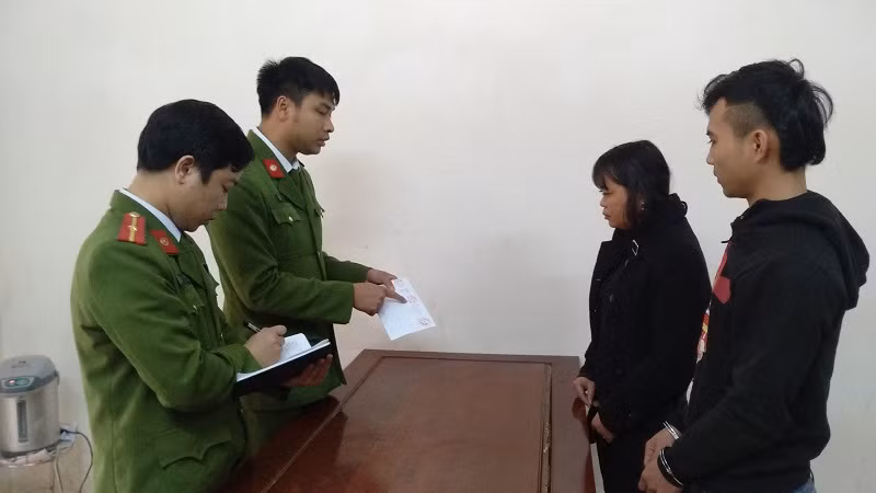 Hai đối tượng tại cơ quan điều tra. Ảnh: Công an tỉnh Ninh Bình.