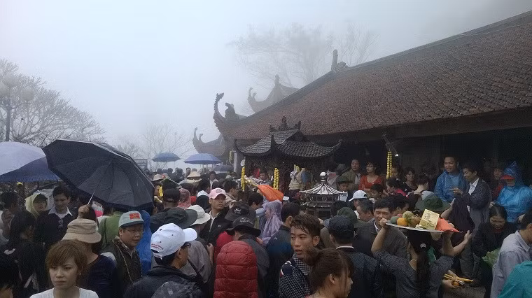 UBND tỉnh Quảng Ninh chỉ đạo, tuyệt đối không tổ chức cho cán bộ, công chức, viên chức đi du xuân, tham quan trong giờ hành chính, không sử dụng xe công đi lễ hội.
