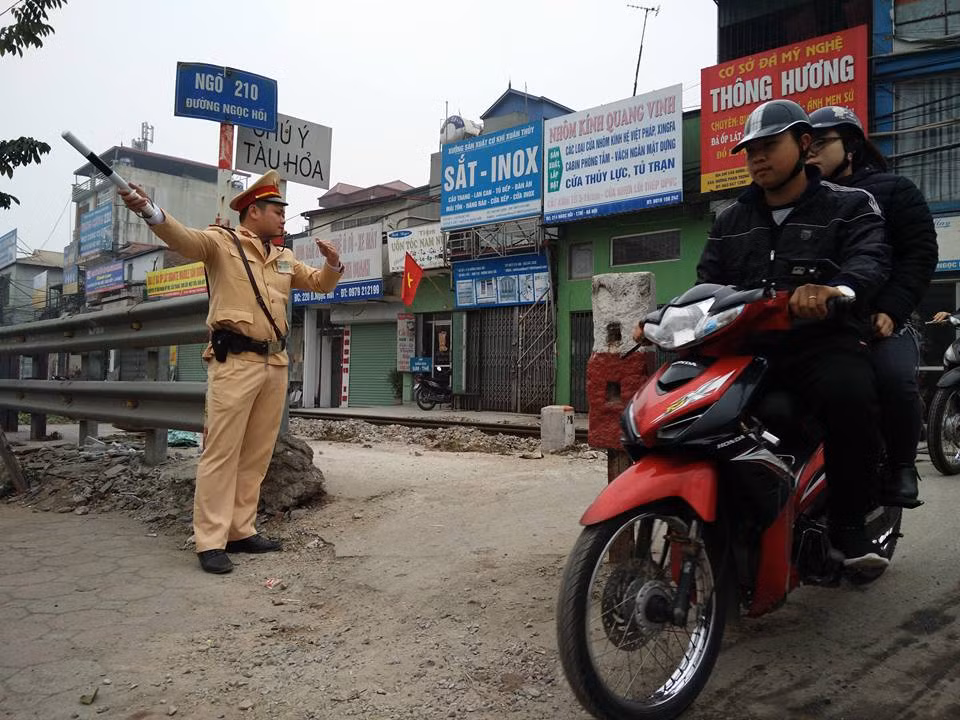 Chiến sĩ CSGT túc trực tại các điểm giao đường bộ với đường sắt.